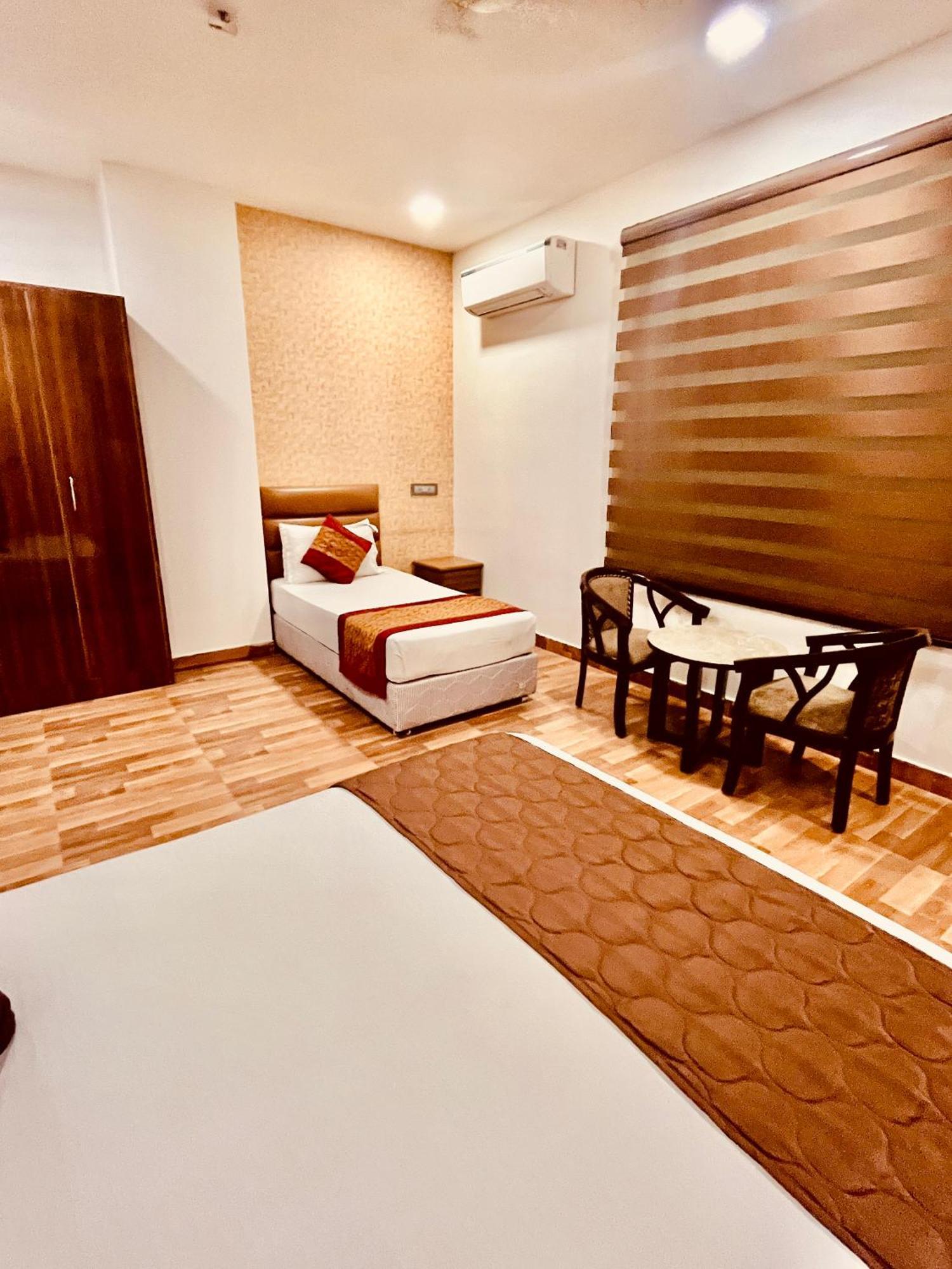 Amora Rooms Dwarka 뉴델리 외부 사진